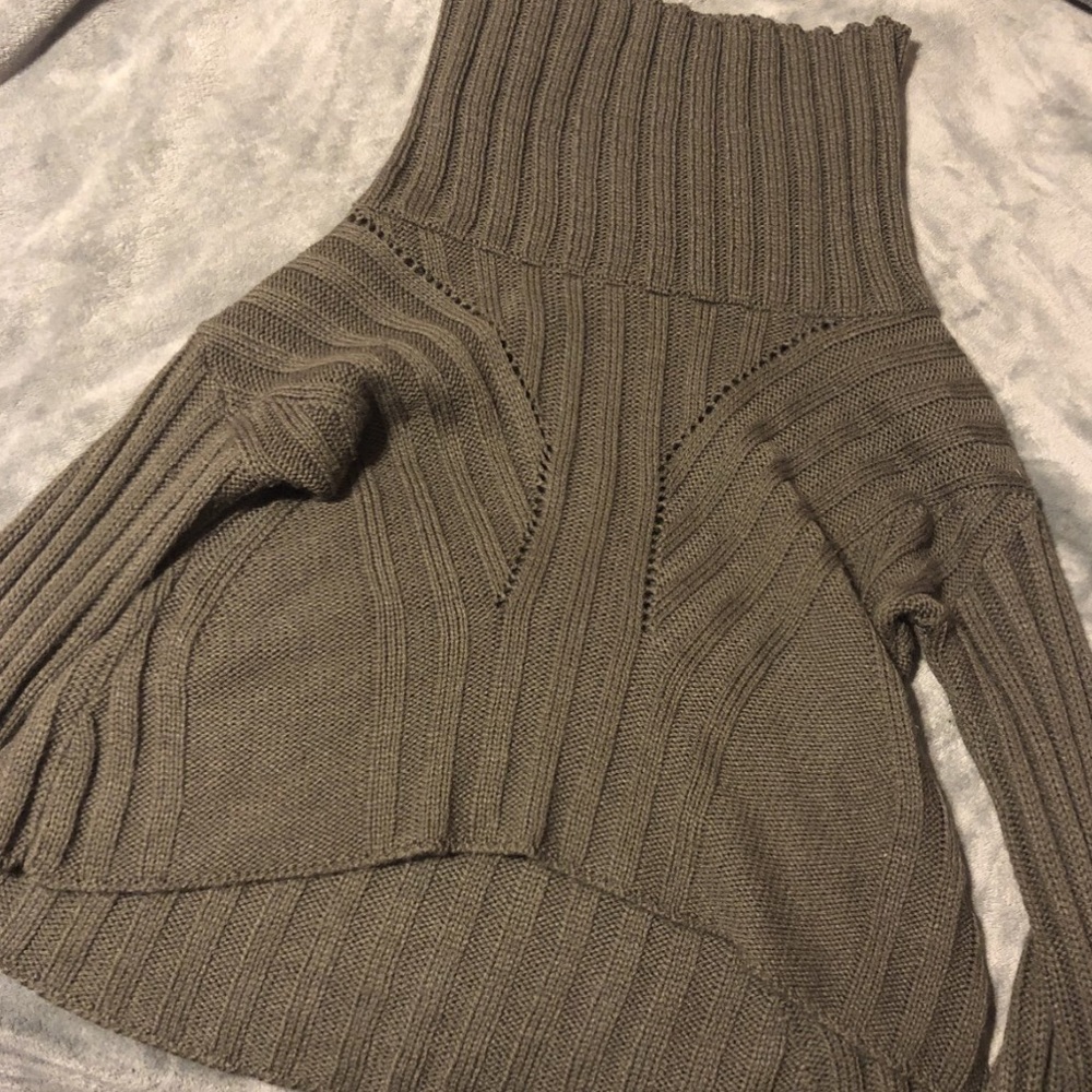 Cropped olive green knitted sweater